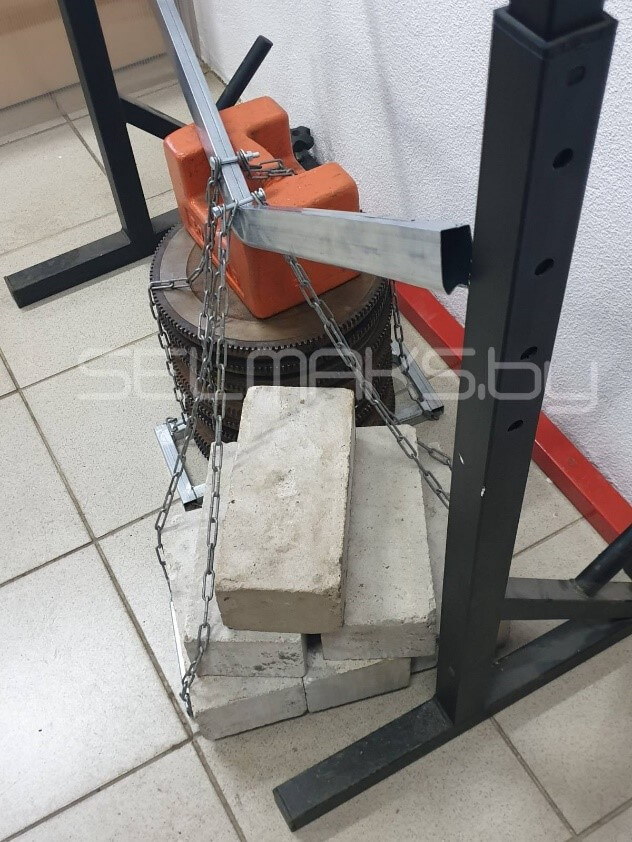 Подвесили 8 дисков весом 15,54 кг, 5 кирпичей и гирю весом 21 кг на профиль 40х20 мм и профиль не выдержал